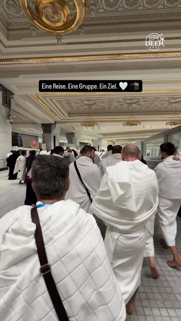 Gemeinsame DEENTRAVEL Reisegruppe während der Umrah 2026