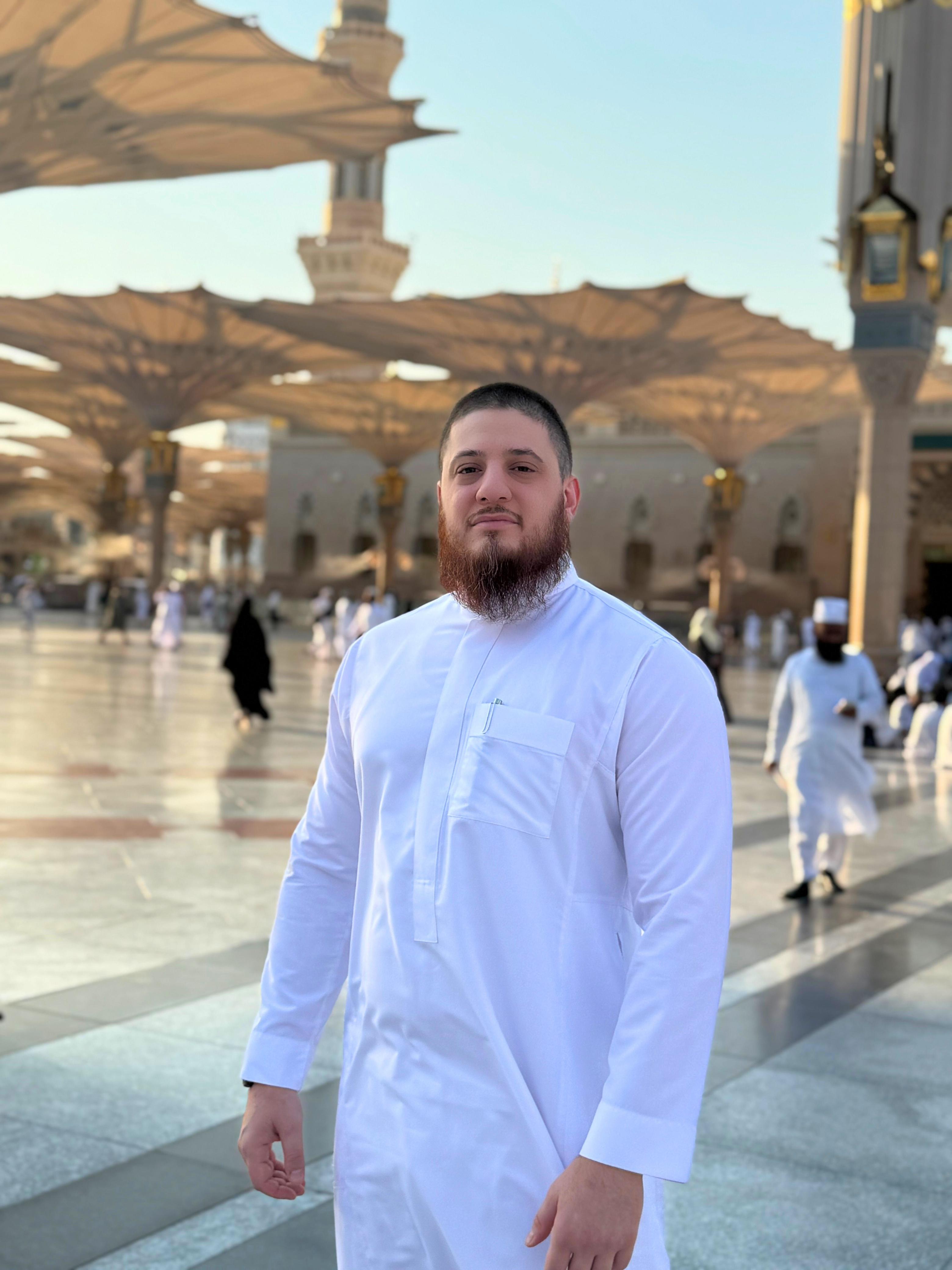 Reiseleiter Ustadh Orhan vor der Prophetenmoschee in Medina